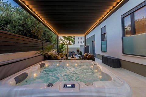 Patio, Garden, Hot Tub, Balcony/Terrace