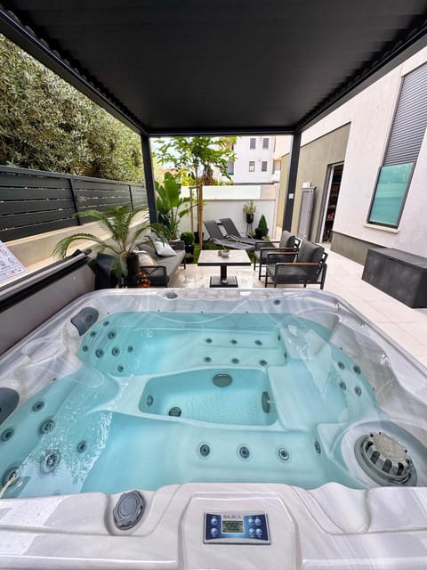 Patio, Garden, Hot Tub, Seating area