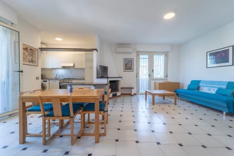 Communal lounge/ TV room, TV and multimedia, Living room, Seating area, Lunch