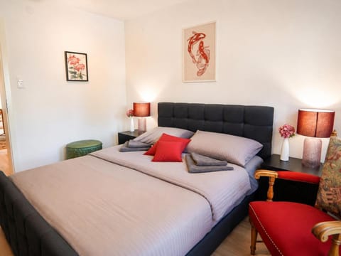 Bed, Living room, Photo of the whole room, Seating area, Bedroom