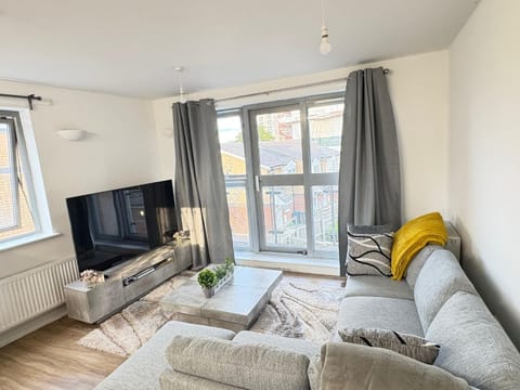 Communal lounge/ TV room, TV and multimedia, Living room, Seating area, Evening entertainment