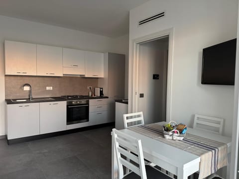 Kitchen or kitchenette, Dining area, oven, stove