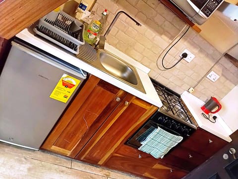 Kitchen or kitchenette, dishwasher, stove