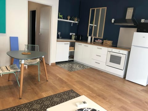 Kitchen or kitchenette, Dining area, oven, stove