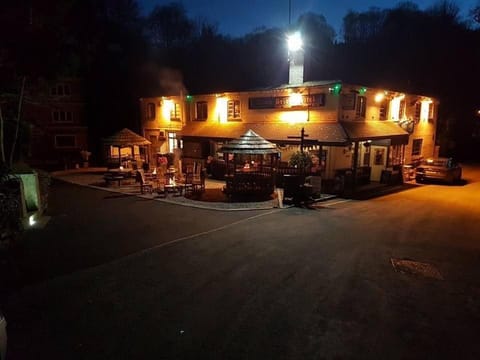 Alton Village 5mins to Alton Towers 3 bedrooms Sleeps 8 JCB Golf House in Staffordshire Moorlands District