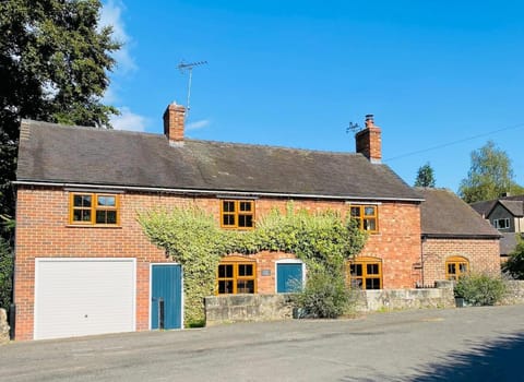 Alton Village 5mins to Alton Towers 3 bedrooms Sleeps 8 JCB Golf House in Staffordshire Moorlands District