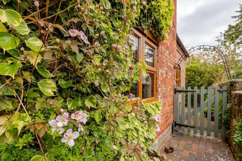 Alton Village 5mins to Alton Towers 3 bedrooms Sleeps 8 JCB Golf House in Staffordshire Moorlands District