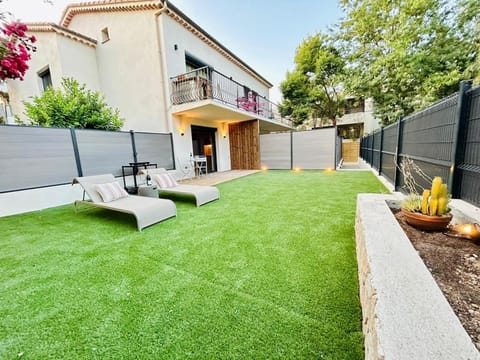 Stylish Garden Escape- BBQ, Projector & Exclusive Parking Apartment in Cagnes-sur-Mer