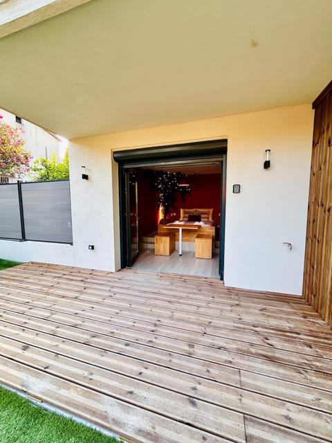 Stylish Garden Escape- BBQ, Projector & Exclusive Parking Apartment in Cagnes-sur-Mer