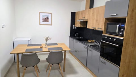 Kitchen or kitchenette, Dining area, oven, stove