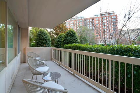 View (from property/room), Balcony/Terrace, Seating area
