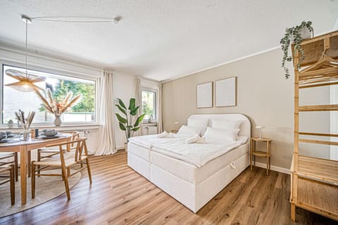 Bed, Photo of the whole room, Dining area, Bedroom, towels