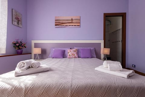 Bedroom, towels