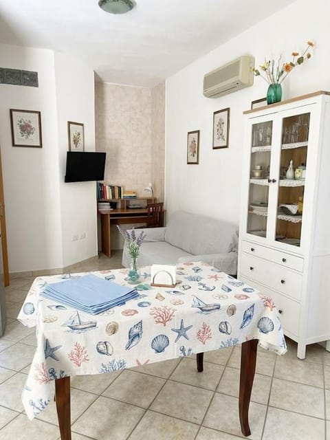 Living room, Seating area, Dining area, internet, air conditioner