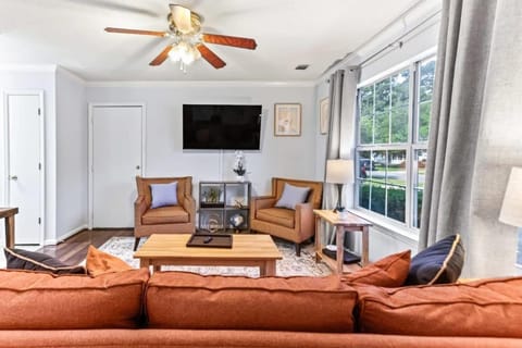 20 Mins from the Airport- Sunny Soling Hideaway House in Savannah