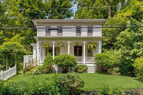 The Oversee House in Keuka Lake