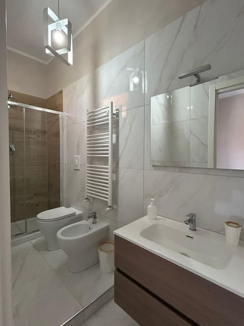 Shower, Toilet, Bathroom, bidet, towels