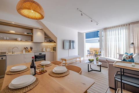 TV and multimedia, Kitchen or kitchenette, Living room, Seating area, Dining area