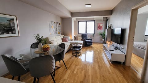 TV and multimedia, Living room, Seating area, Dining area