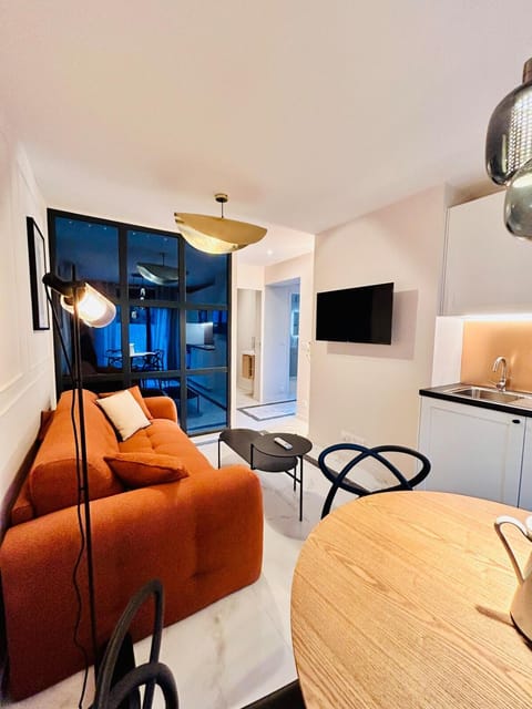 Luxury Suite - Intimate Garden, BBQ & Private Parking Apartment in Cagnes-sur-Mer