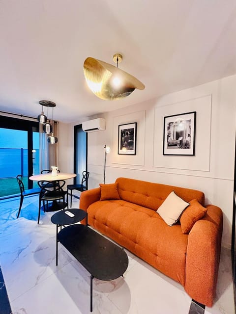 Luxury Suite - Intimate Garden, BBQ & Private Parking Apartment in Cagnes-sur-Mer