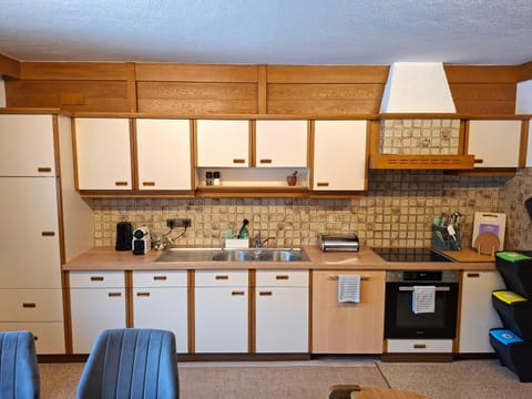 Coffee/tea facilities, Kitchen or kitchenette, dishwasher, oven, stove, toaster
