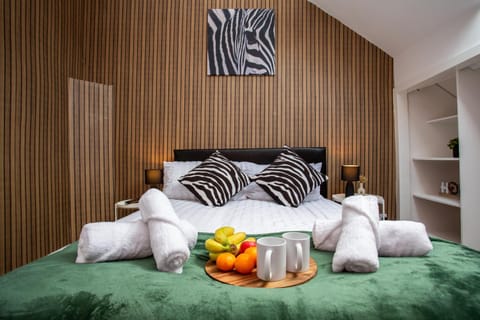 Bed, Food and drinks, Photo of the whole room, Bedroom, Food