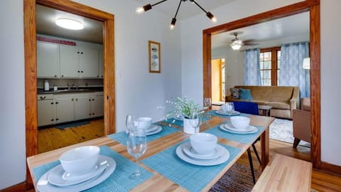 Dock & Volleyball! Near Downtown - Golden Getaway House in Savannah