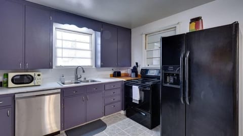 Dock & Volleyball! Near Downtown - Green Grotto House in Savannah