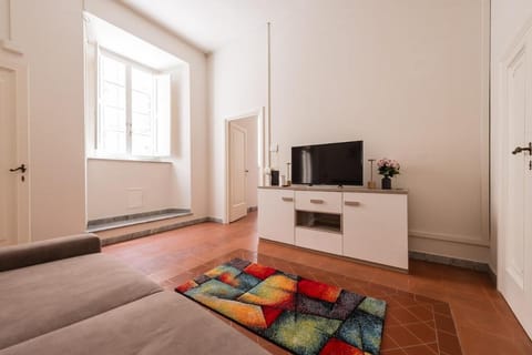 Bed, TV and multimedia, Living room, Photo of the whole room, Seating area, Evening entertainment, Bedroom