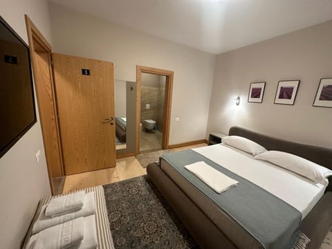 Bed, TV and multimedia, Photo of the whole room, Bedroom, towels, wardrobe