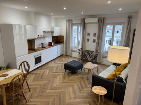 Kitchen or kitchenette, Seating area, Dining area