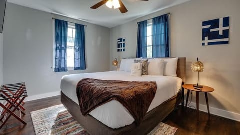 Dock&Volleyball! Near Downtown - Blissfully Blue House in Savannah