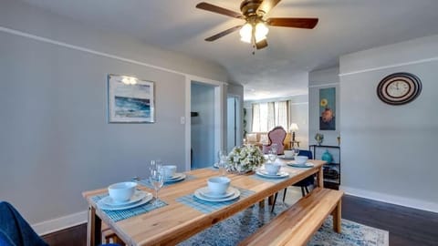 Dock&Volleyball! Near Downtown - Blissfully Blue House in Savannah