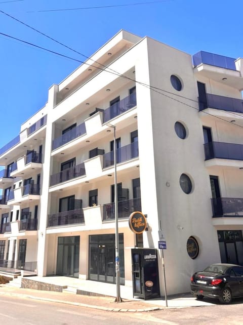 Property building, Day, Neighbourhood, Street view, Location, Parking