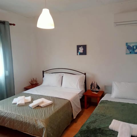 Bed, Photo of the whole room, Decorative detail, Bedroom, air conditioner
