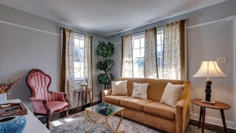 Dock&Volleyball! Near Downtown - Blue & Turquoise! House in Savannah