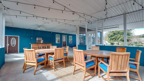 Dock&Volleyball! Near Downtown - Blue & Turquoise! House in Savannah