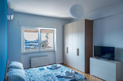 Bed, TV and multimedia, Photo of the whole room, Bedroom, wardrobe