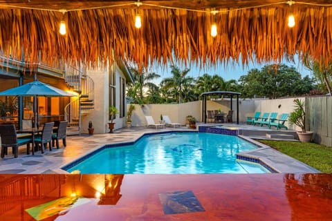 Property building, Patio, Day, Garden, Garden view, Pool view, Swimming pool, sunbed