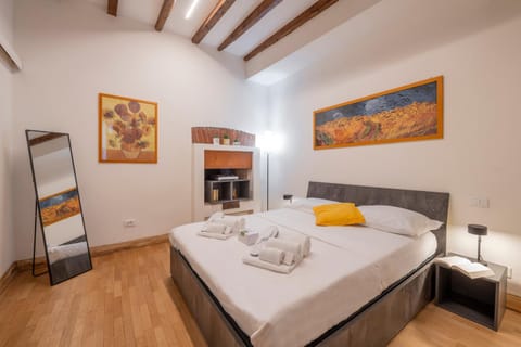 Bed, Photo of the whole room, towels