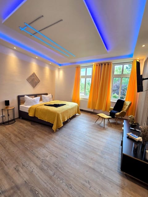 Bed, TV and multimedia, Living room, Photo of the whole room, Seating area, Bedroom
