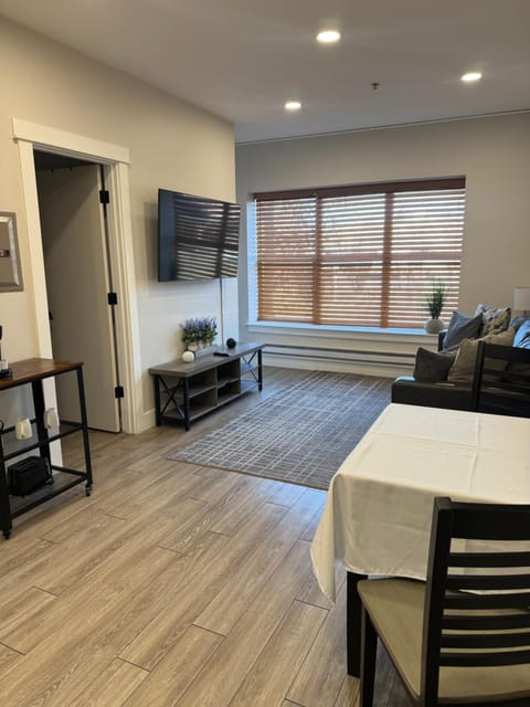 TV and multimedia, Living room, Seating area, Dining area