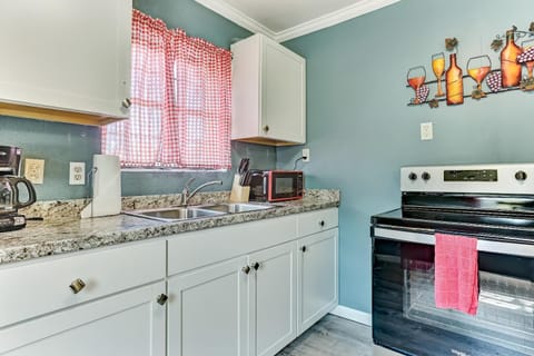 Dock&Volleyball! Near Downtown - Canary Cottage House in Savannah