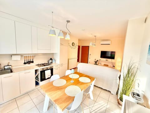 TV and multimedia, Kitchen or kitchenette, Seating area, Dining area, oven, toaster, air conditioner