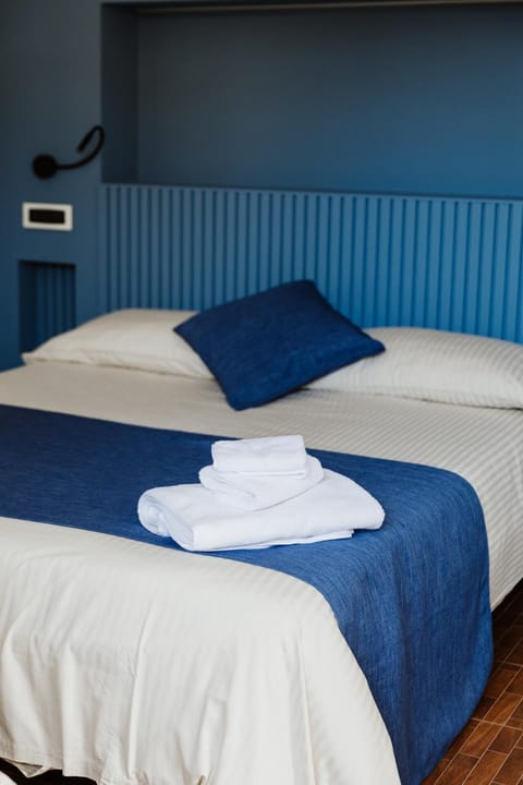 Bed, towels