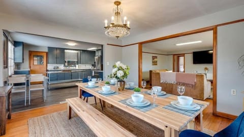 Dock&Volleyball! Near Downtown - Totally Turquoise House in Savannah