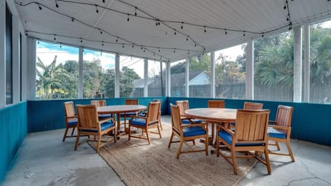 Dock&Volleyball! Near Downtown - Totally Turquoise House in Savannah