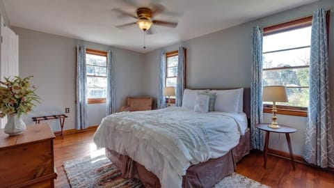 Dock&Volleyball! Near Downtown - Totally Turquoise House in Savannah