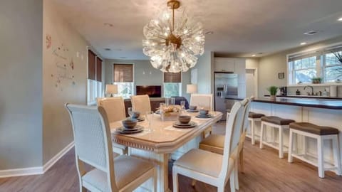 Seating area, Dining area